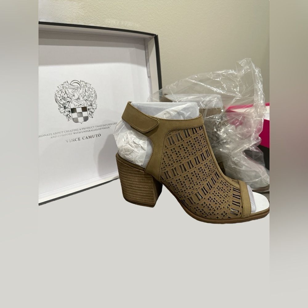 🏷️NWT Vince Camuto Keannie Goldie